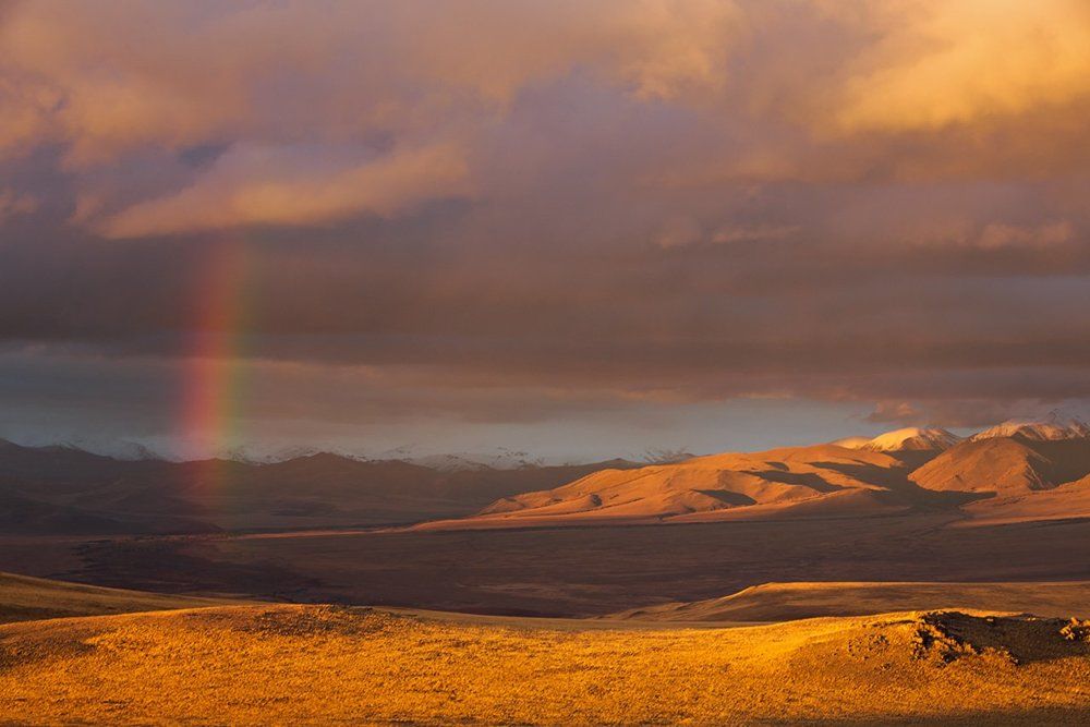 Радужный вечер в горах.