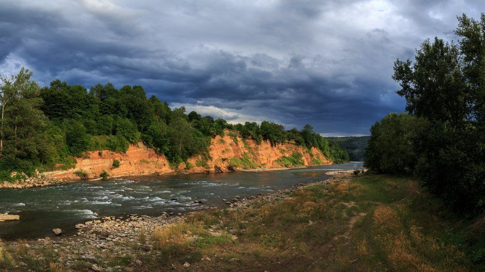 Бежит река...