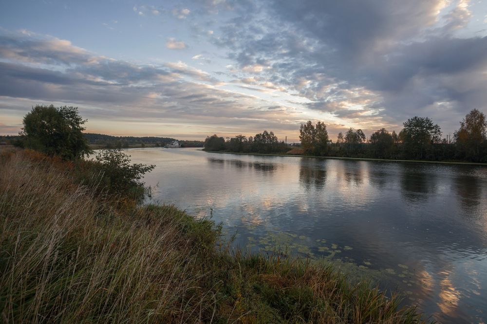 Утро на берегу реки Дубна.