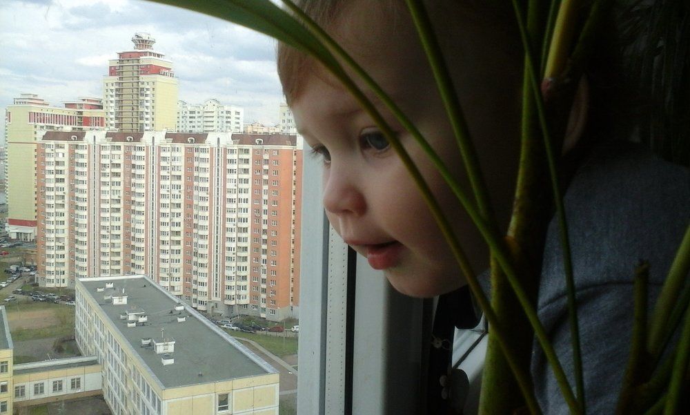 маленький человек смотрит в большую жизнь...