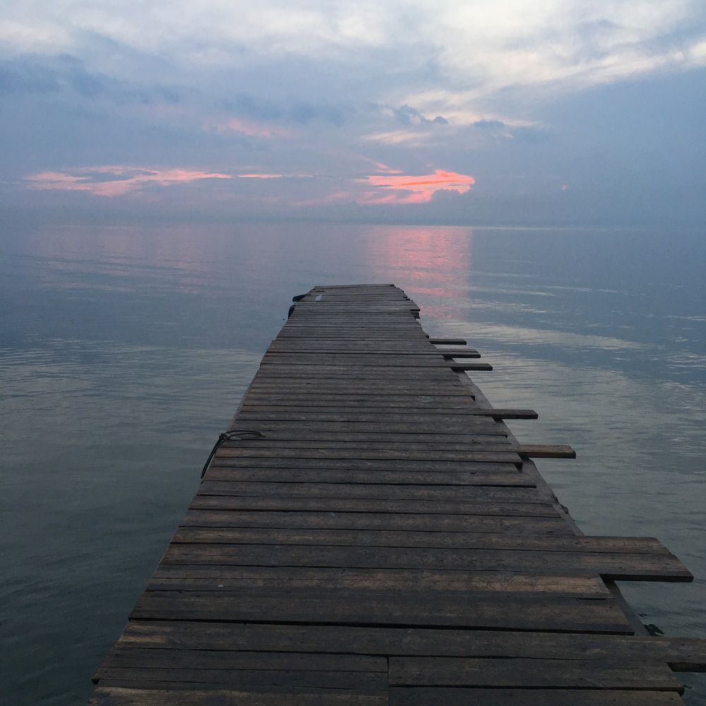 Озеро Байкал, красный тигр заката уносит день