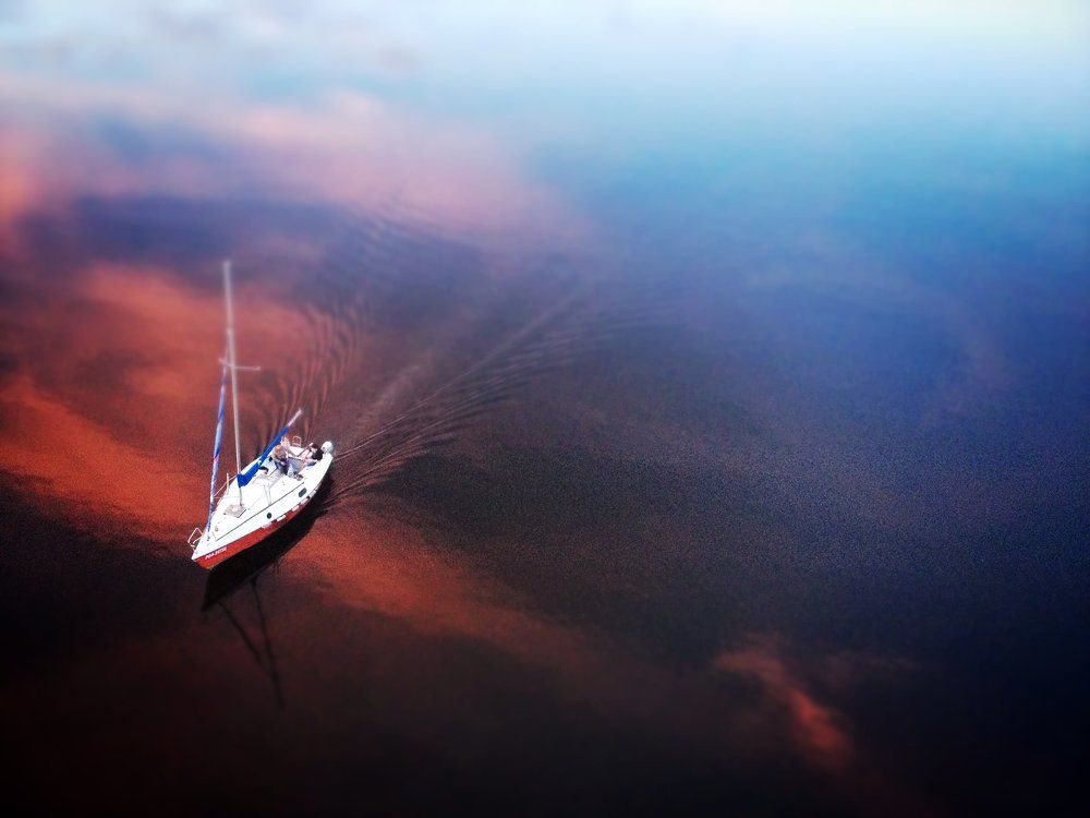 Плывущая по облакам