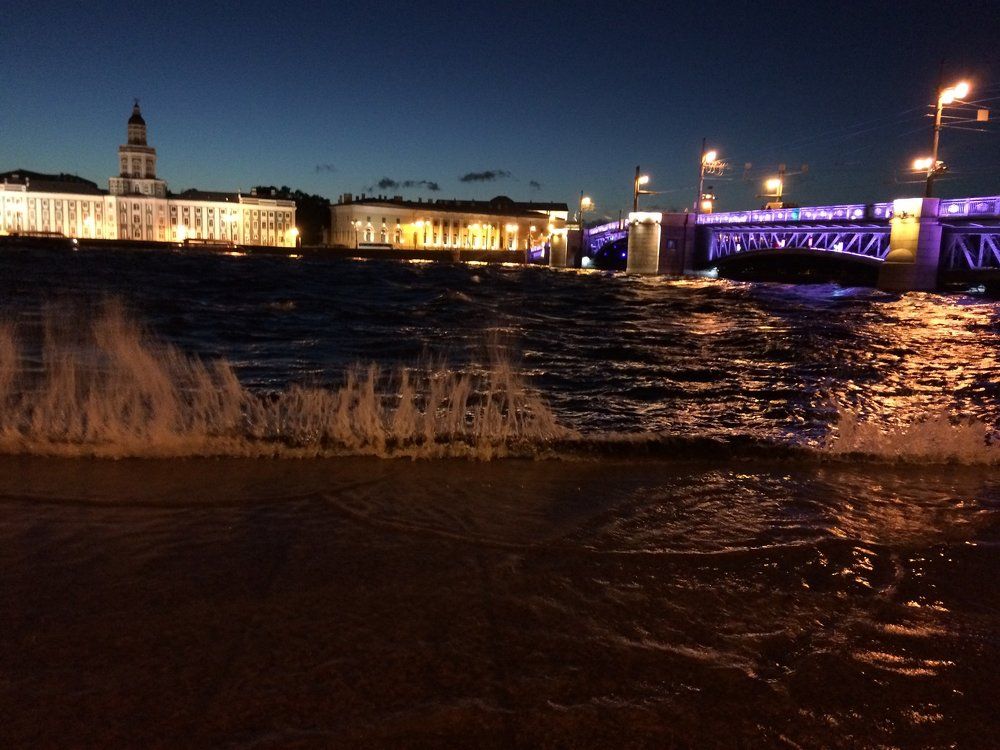 Нева штормит