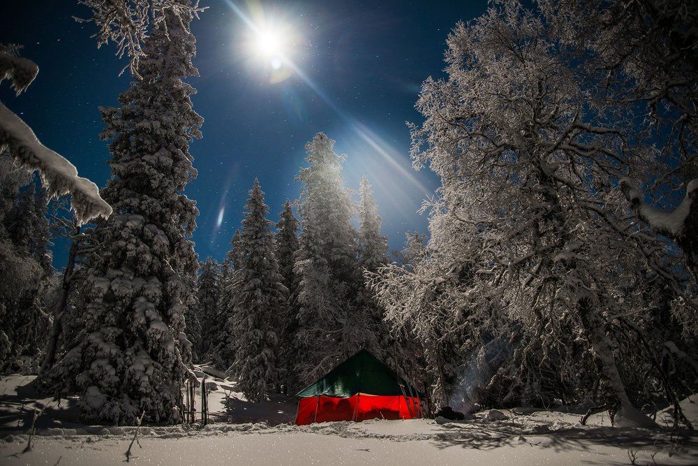 Луна освещает дом