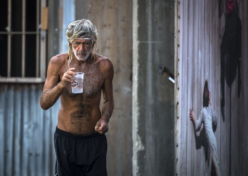 Идёт куда-то......опустив глаза . В стакане плещется солёная слеза . Быть может что-то вновь пытается понять... . Быть может вовсе ничего не хочет вспоминать...