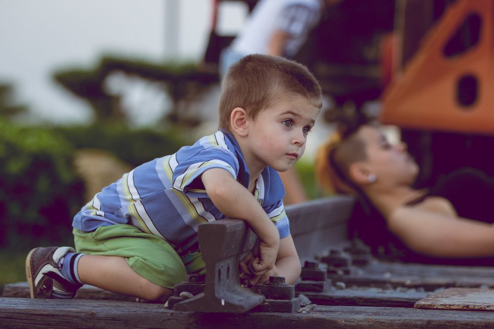 Мальчик на рельсах