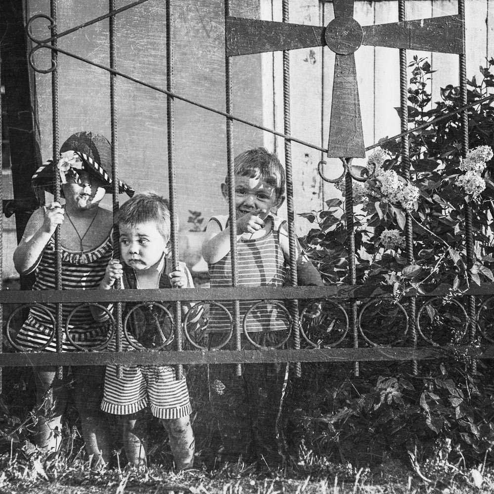 " Трио в полосатых купальниках"