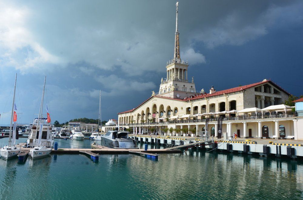 Морской вокзал в Сочи.