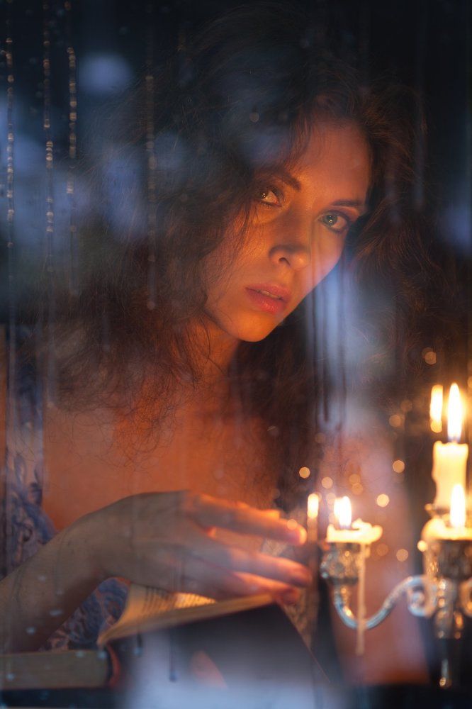 Ожидающая у окна