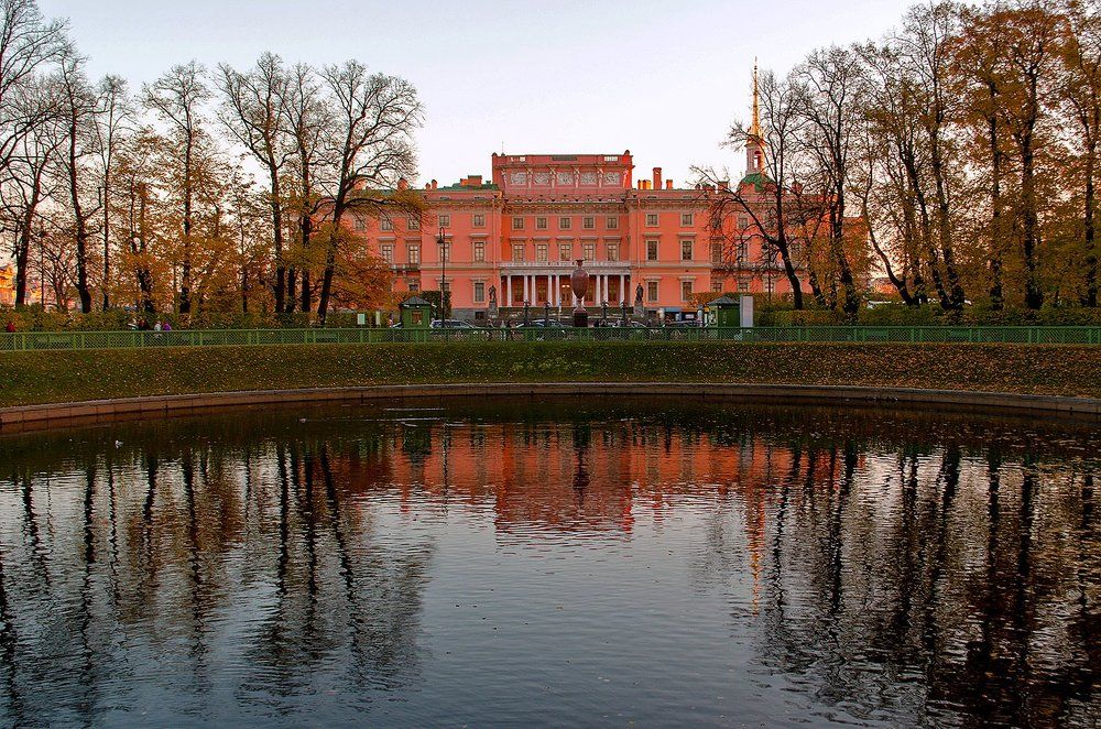 Михайловский замок с отражением в Летнем саду