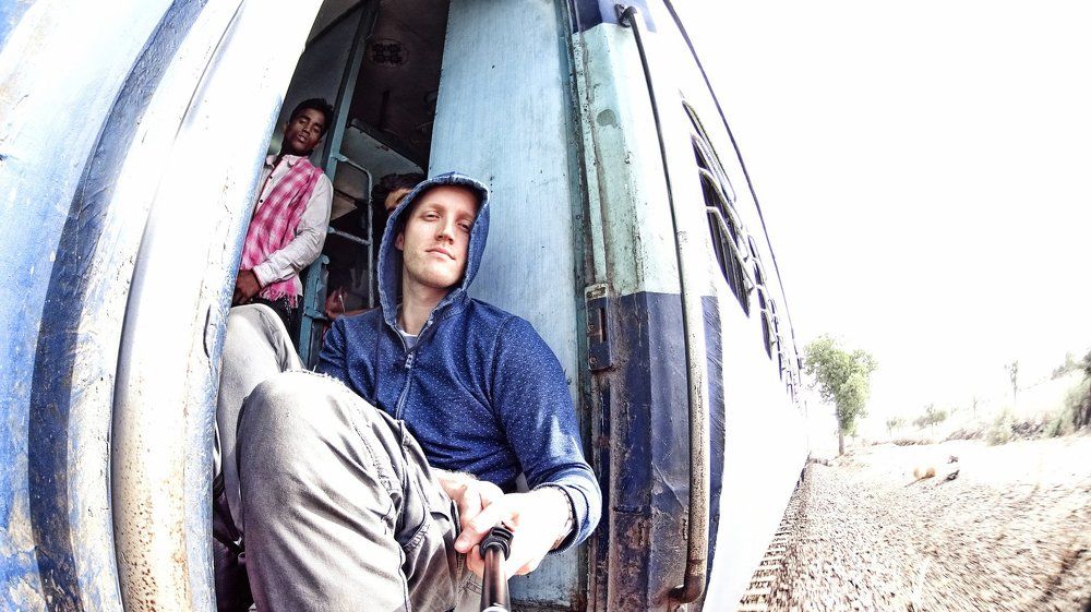 На поезде по Индии в сопровождении любопытных глаз.