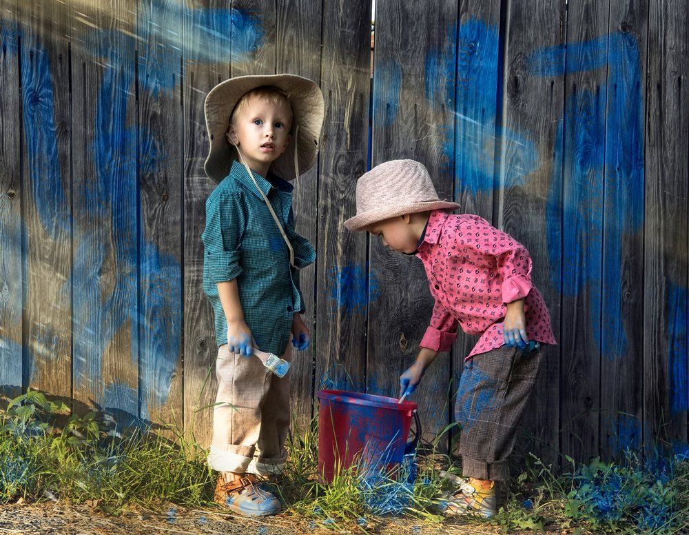 Том Сойер и Гек Финн красят забор