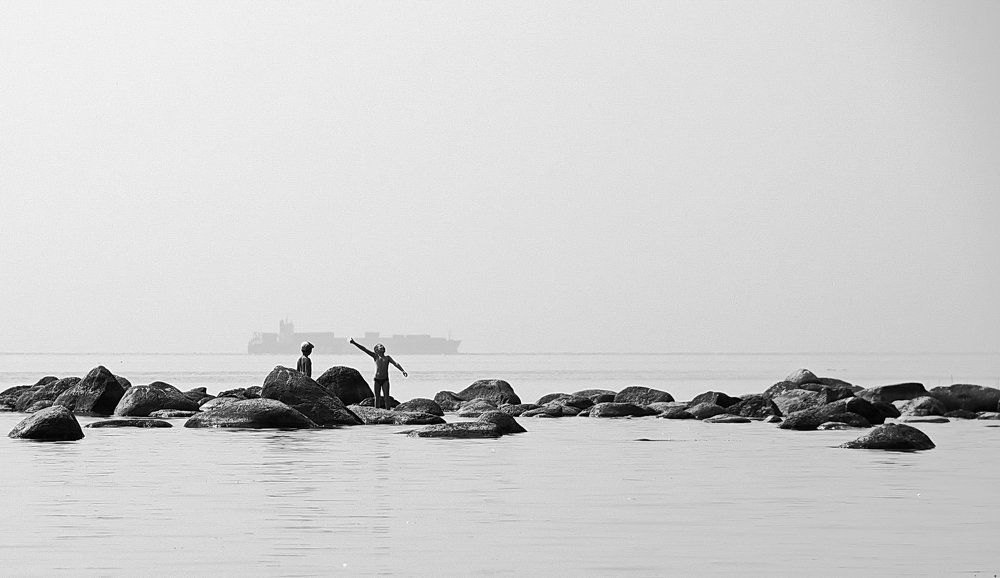 А корабль плывет