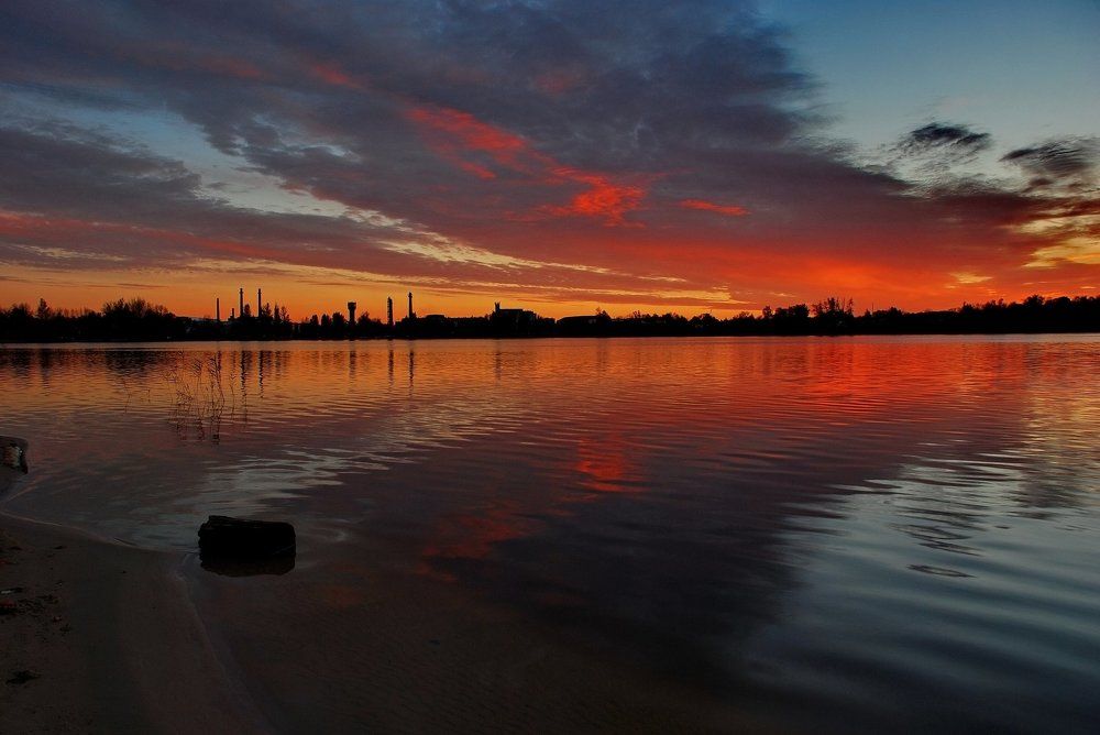 Закат на городском озере в городе Гусь-Хрустальный