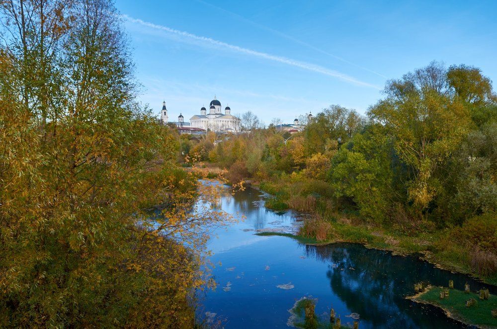 Осенняя речка к храму