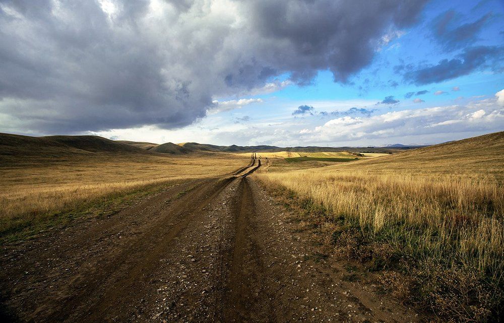 Дорога в степных холмах