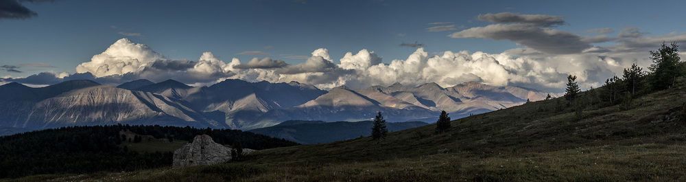 Горный хребет на закате