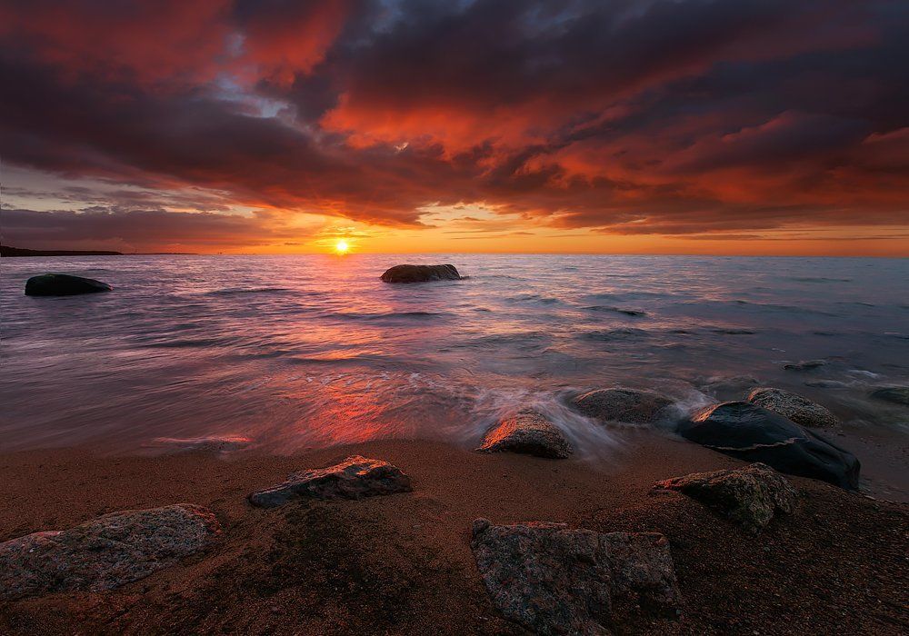 На небе только и разговоров, что о море и о закате
