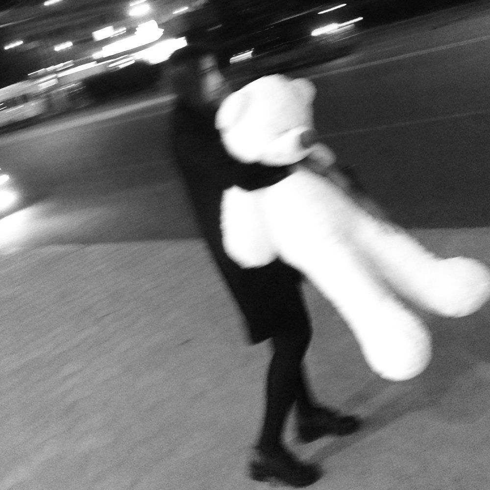 Девочка с плюшевым медведем