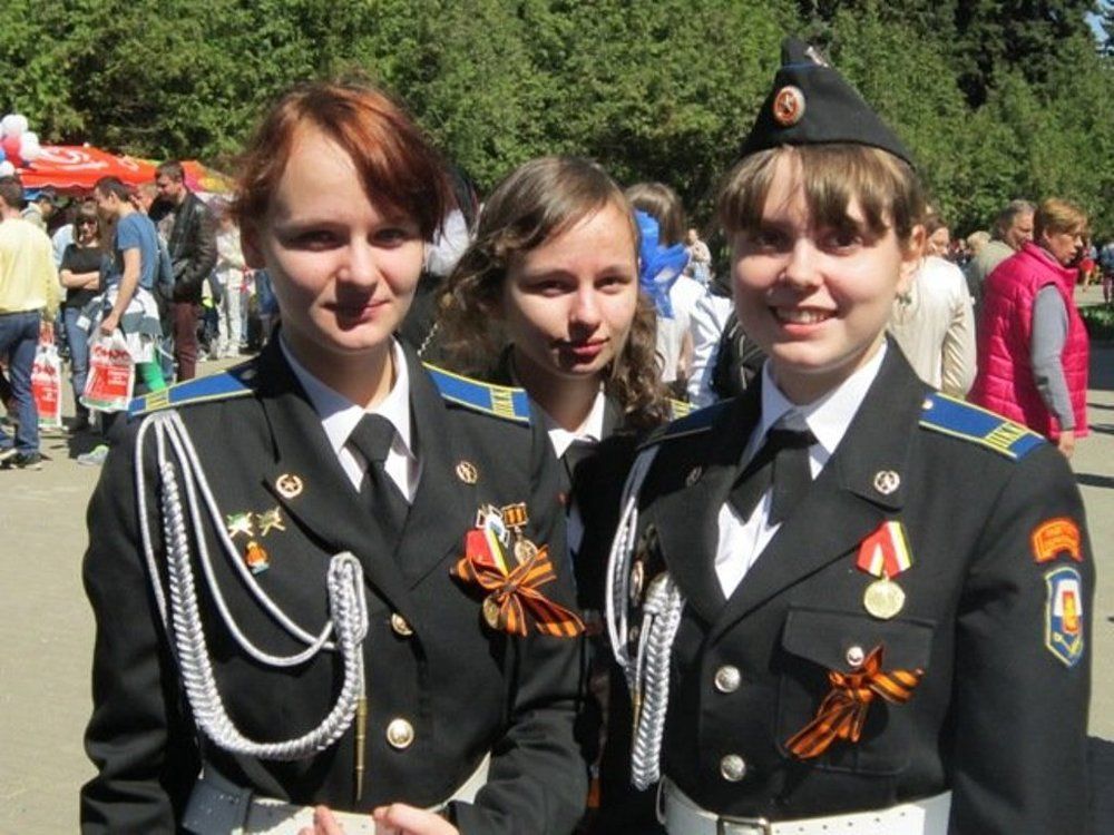 Три подружки-одноклассницы, что из корпуса Петровского