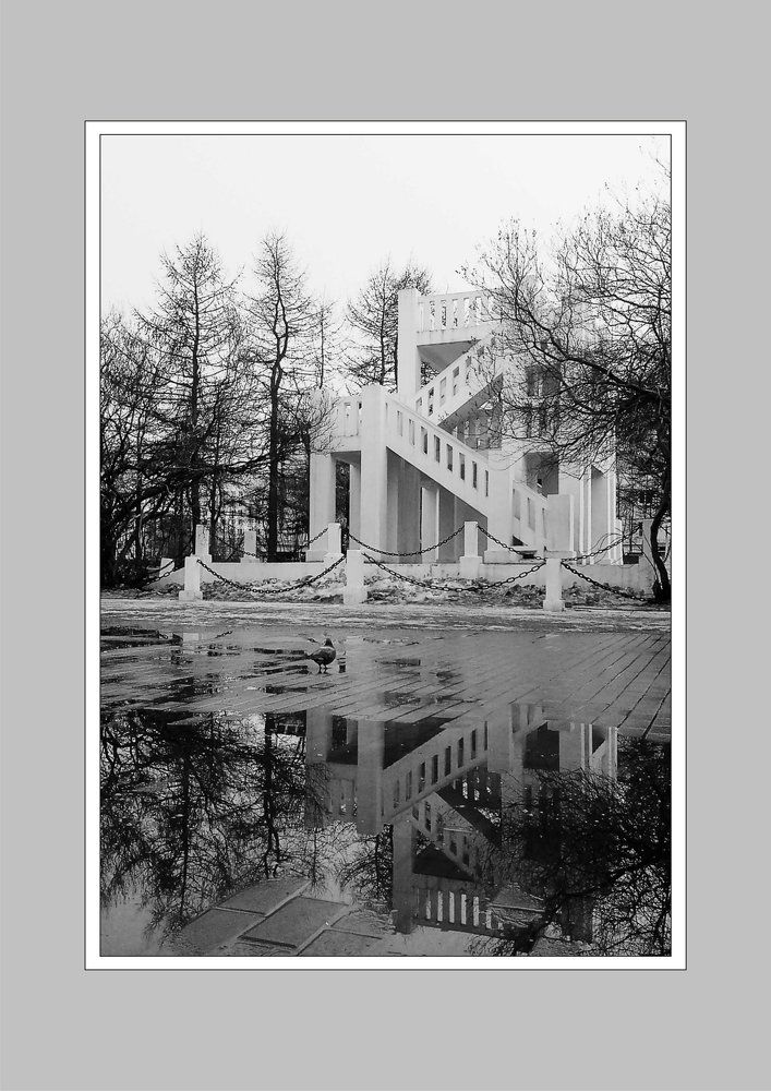 "Отражение времени"  Памятник жертвам интервенции 1918—1920 годов.