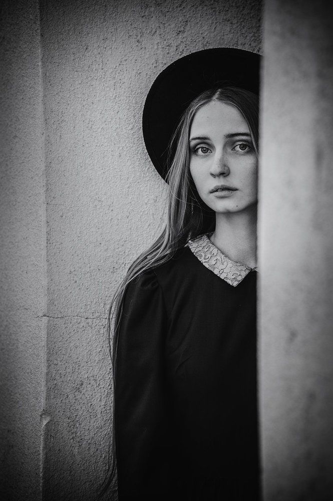 Девушка в чёрной шляпе