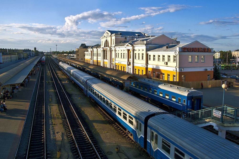 Приходят поезда, уходят поезда ...