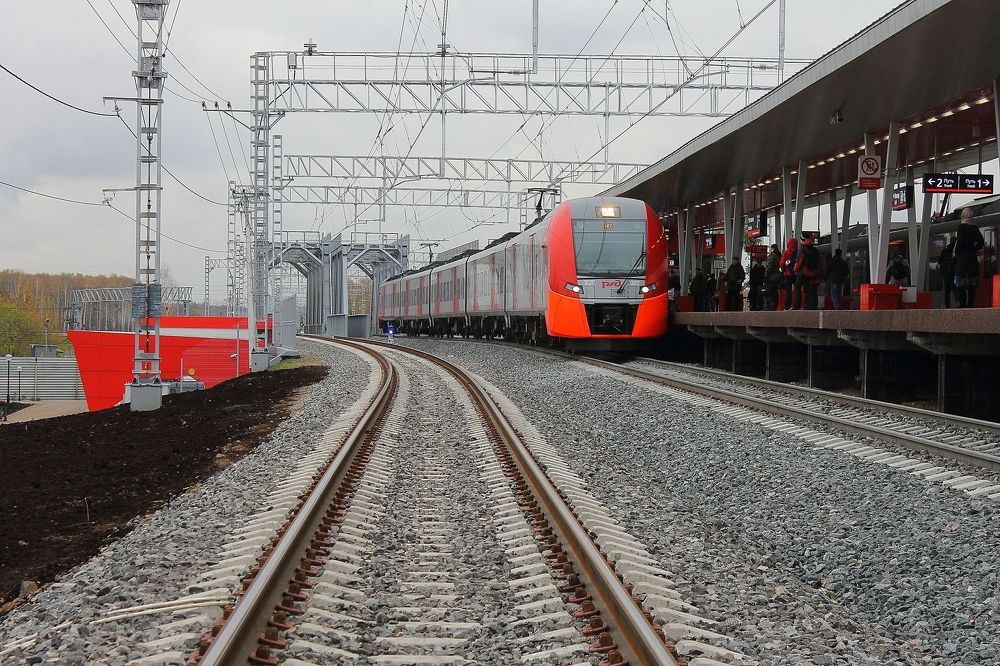 Ласточка у платформы