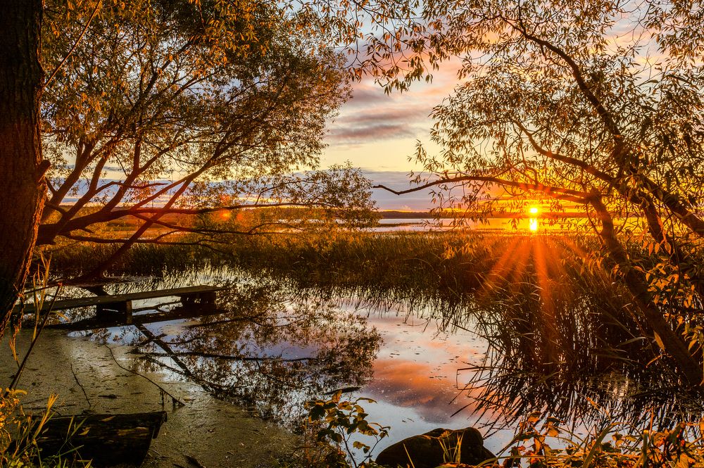 Вечерний закат над озером