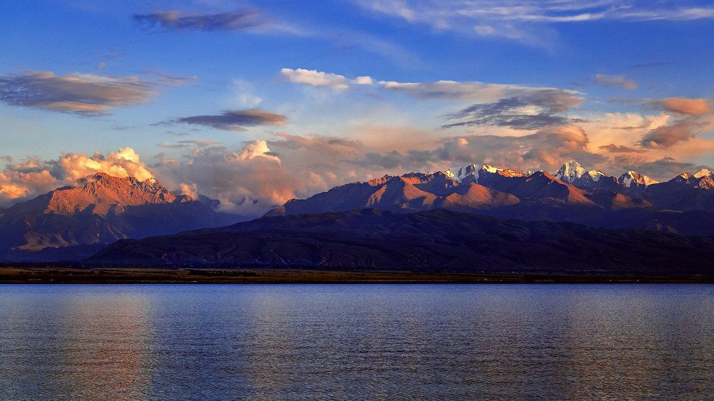 Закат на озере Иссык-Куль.