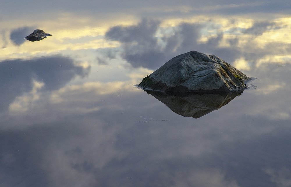 камень в облаках