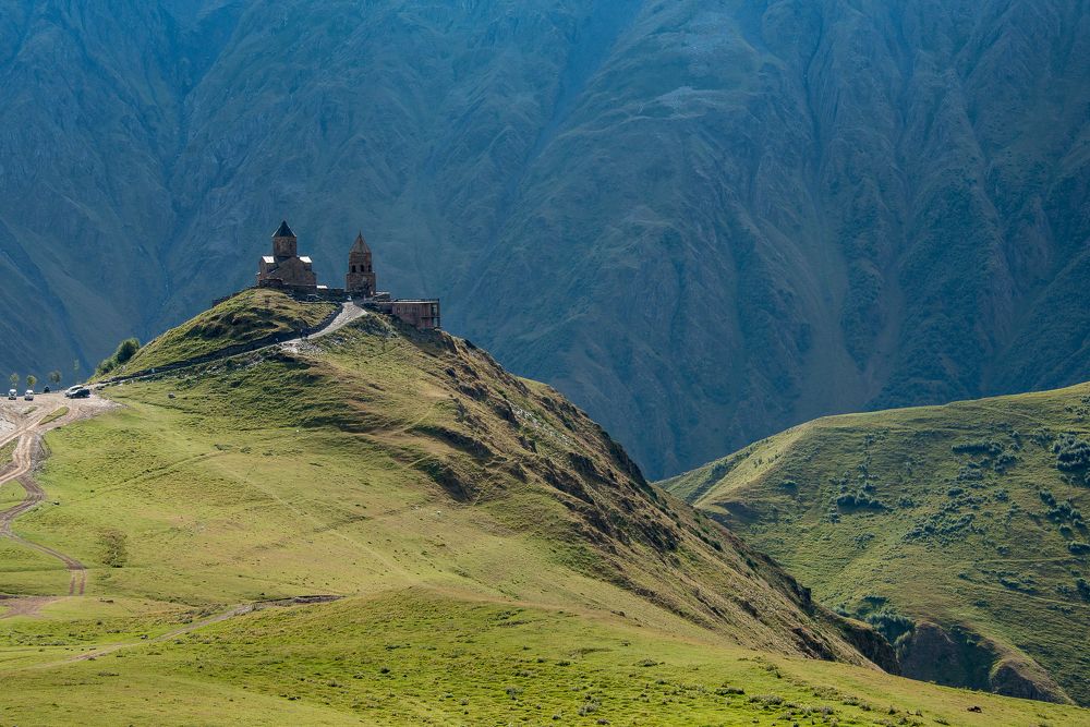 Храм Святой Троицы у подножия горы Казбек