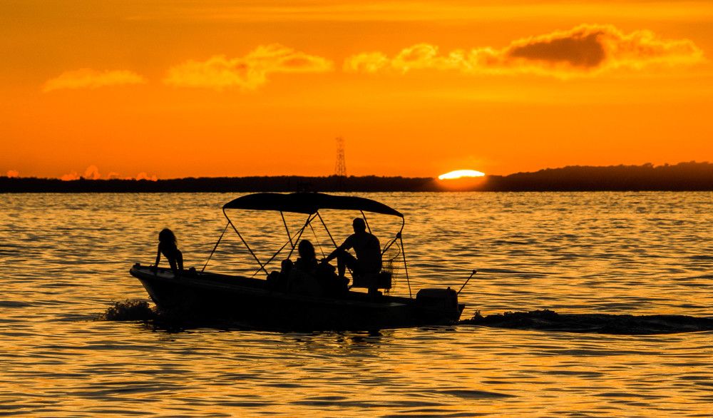Закат багряный догорал…