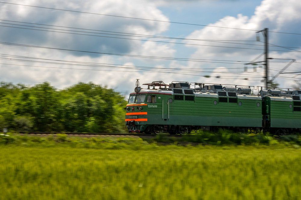 Бежит, качается