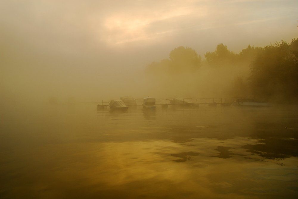 Озеро дышит теплым туманом