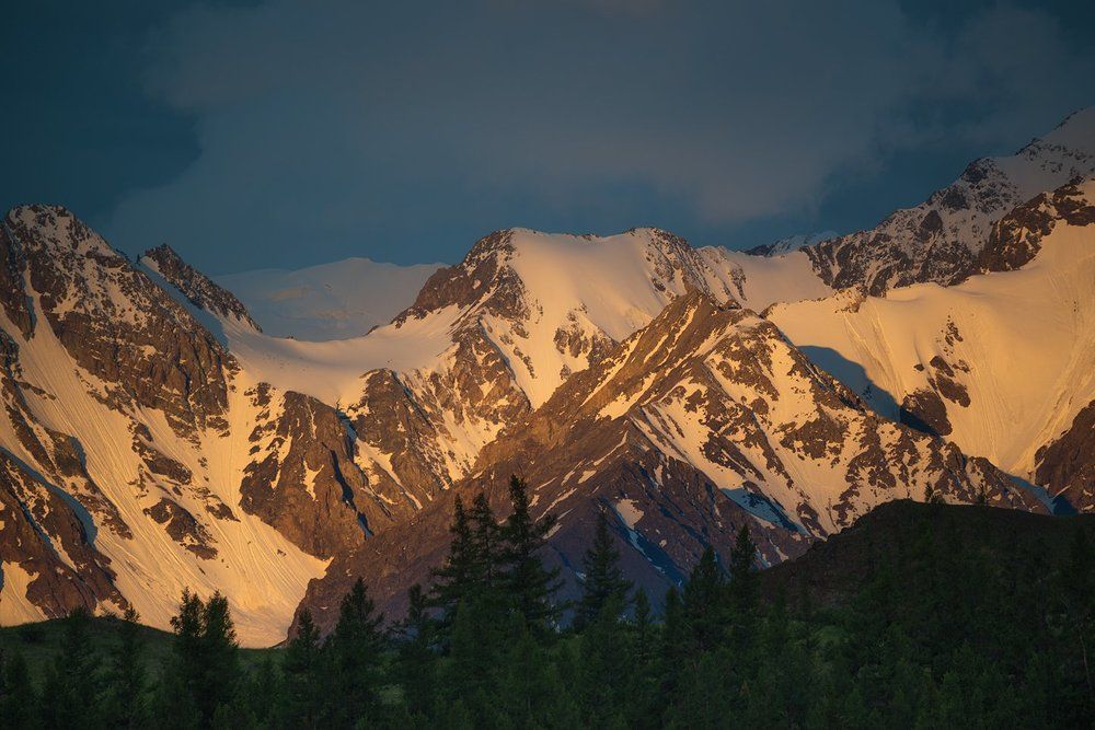Утренние лучи на Северо-Чуйском хребте