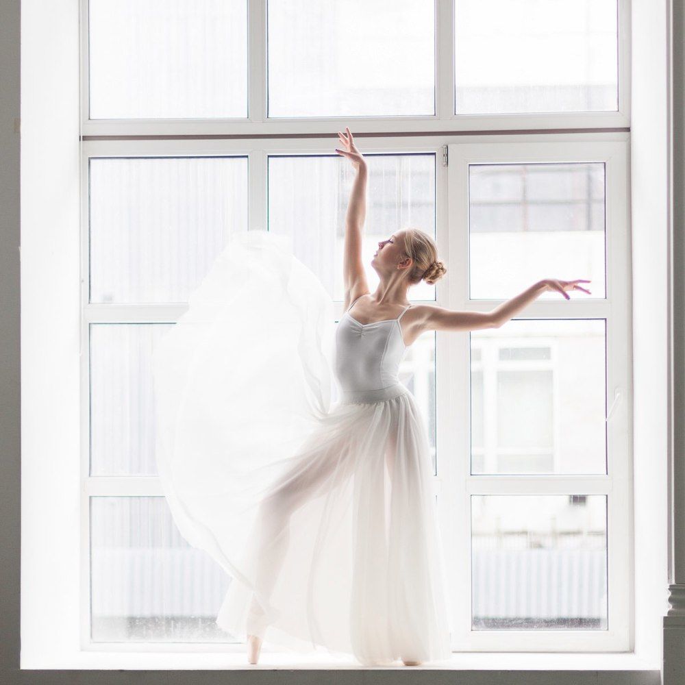 Танцы в окне