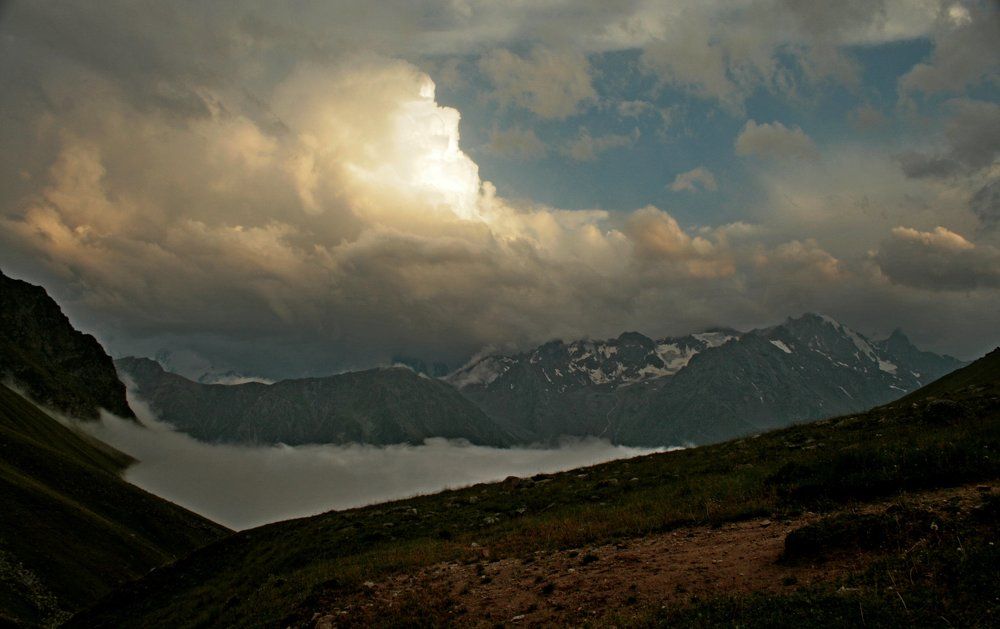 Горы спят, вдыхая облака ...