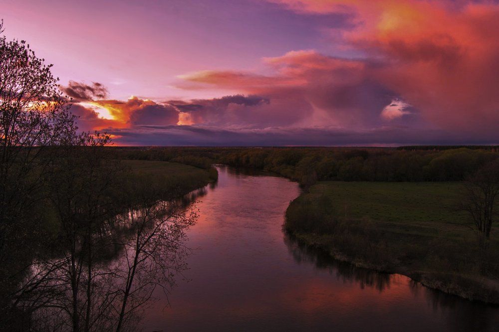 Закат над рекой