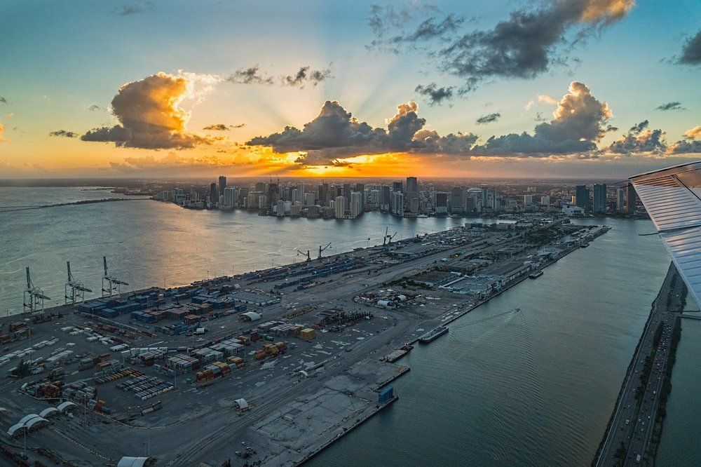 Закат сиреневым туманом накрыл холодные дома...