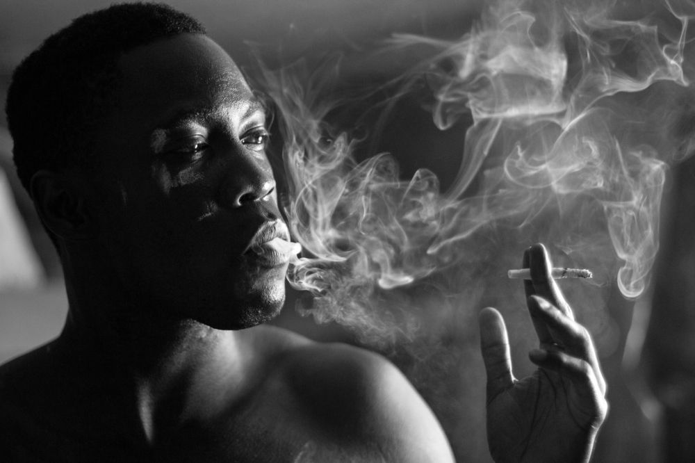 и только запах сигарет