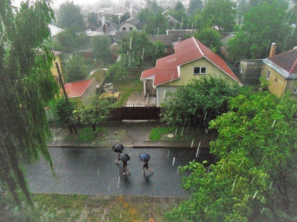 Под крупным дождём.