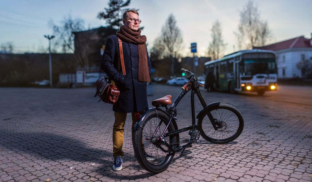 Улица, остановка, велосипед, а ну и человек.