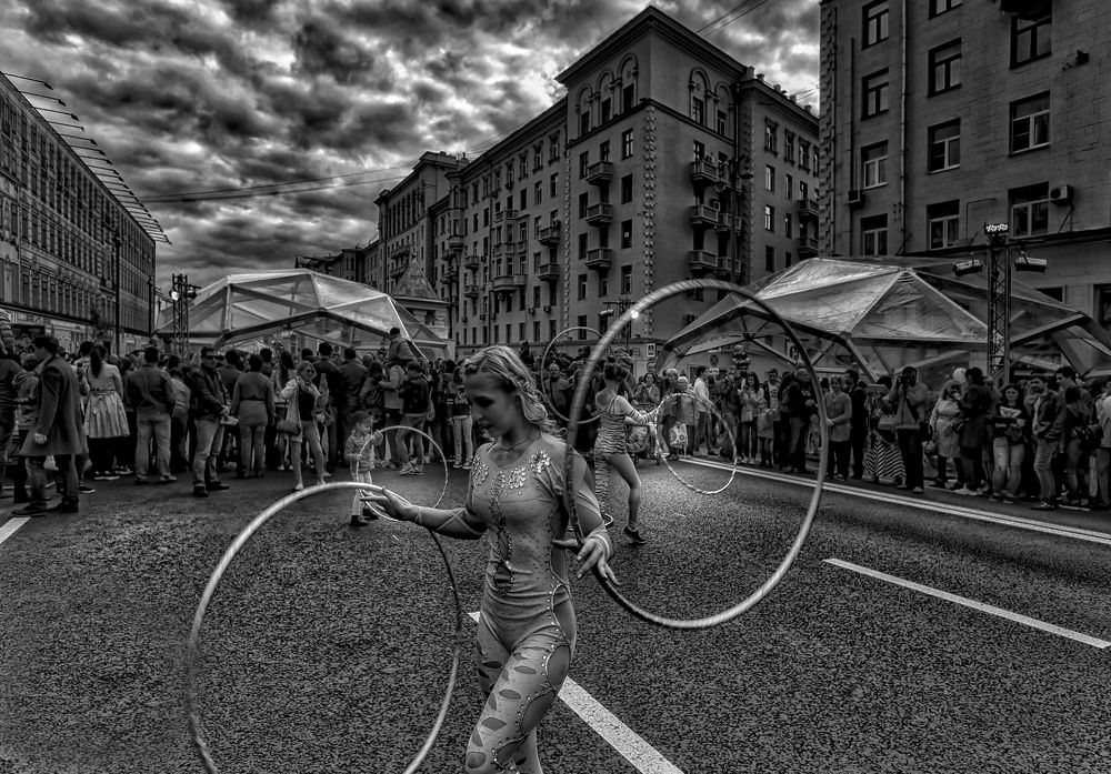 Девушка с обручем...