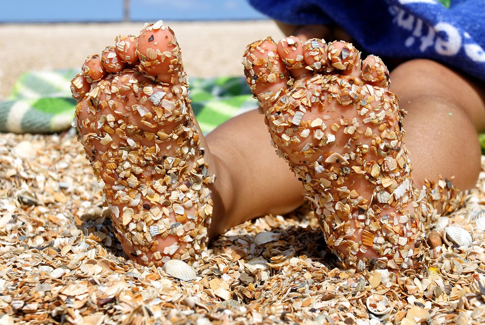 Ножки в ракушечной крошке.