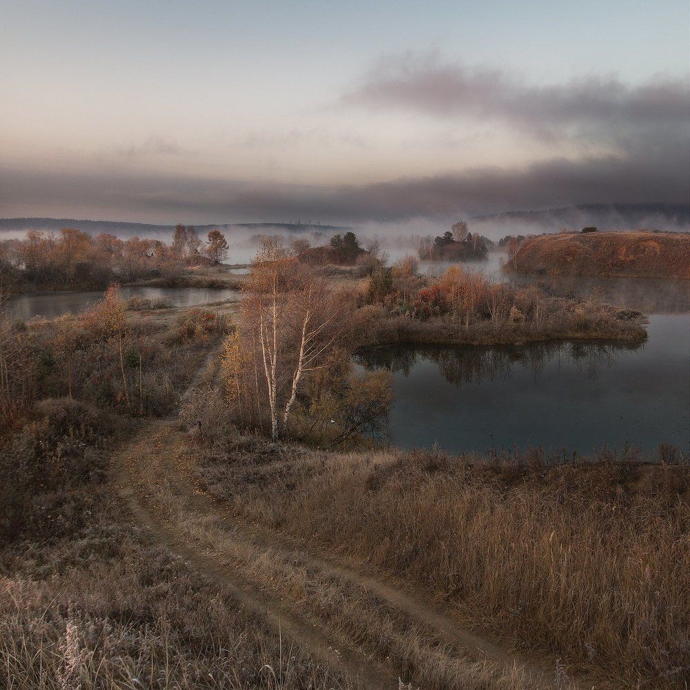 Дорога вдоль осенней реки