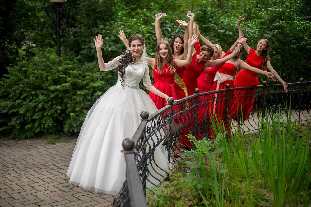 С подружками.