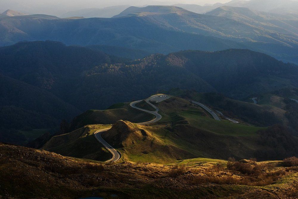 ВЬЁТСЯ ЗМЕЙКОЮ ДОРОГА