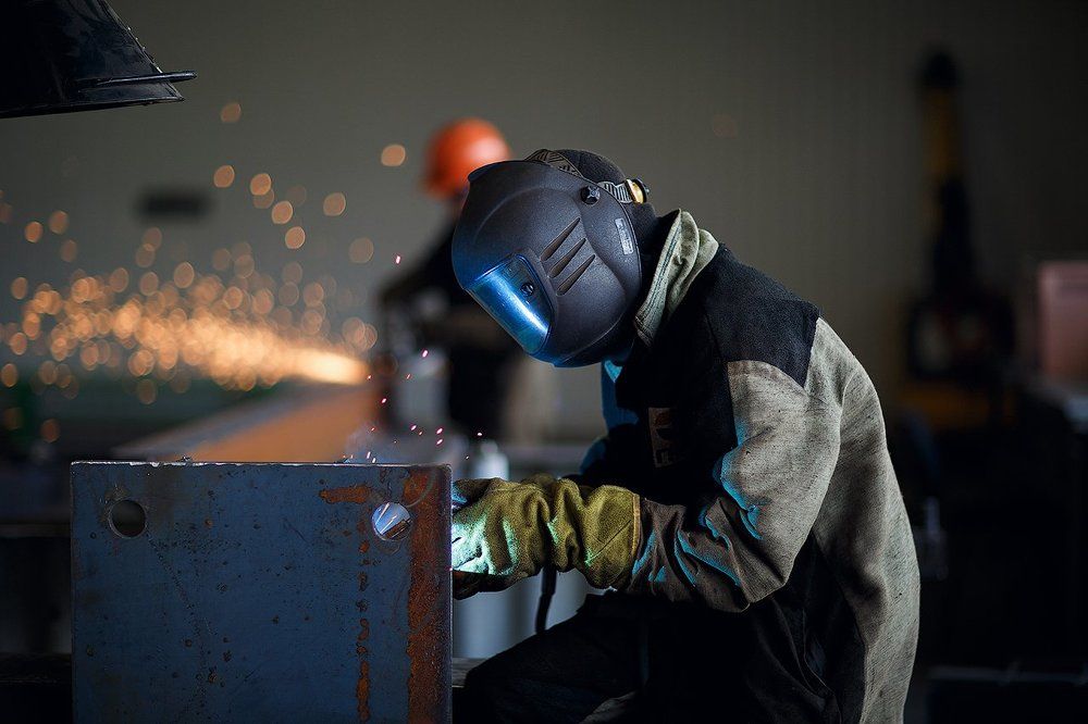 Сварщик на производстве