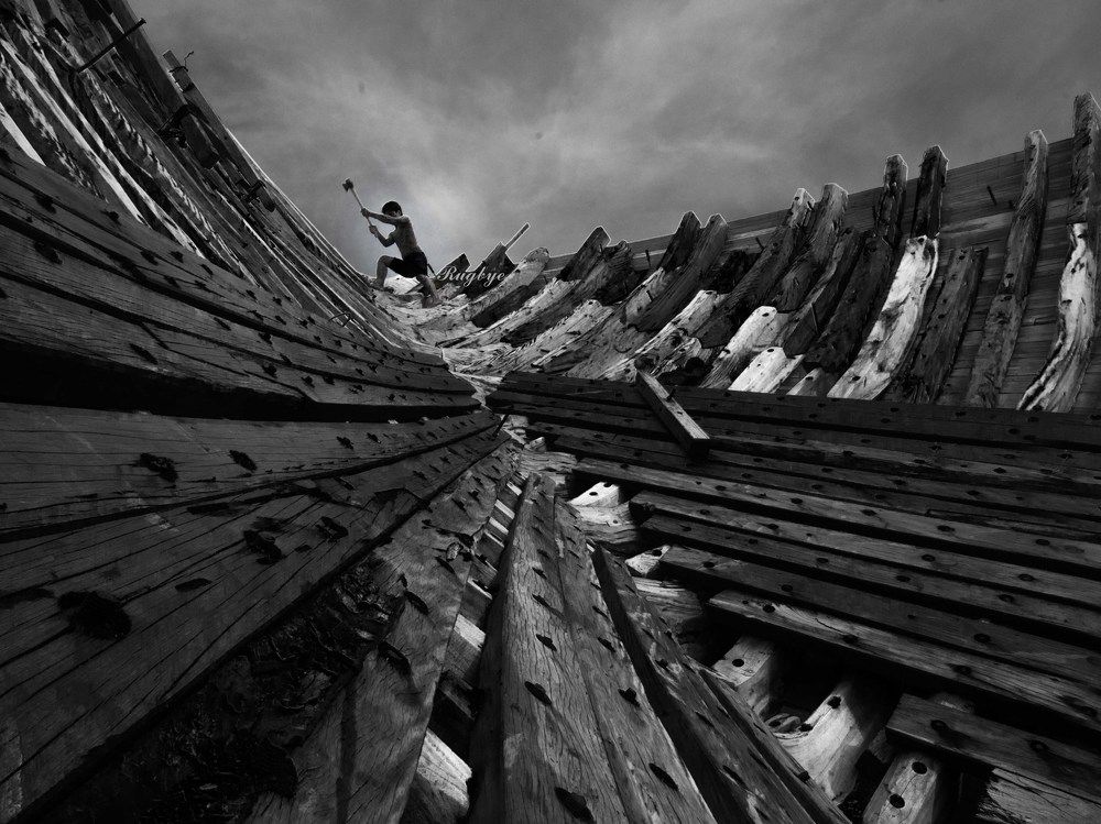 Pekerja perahu phinisi